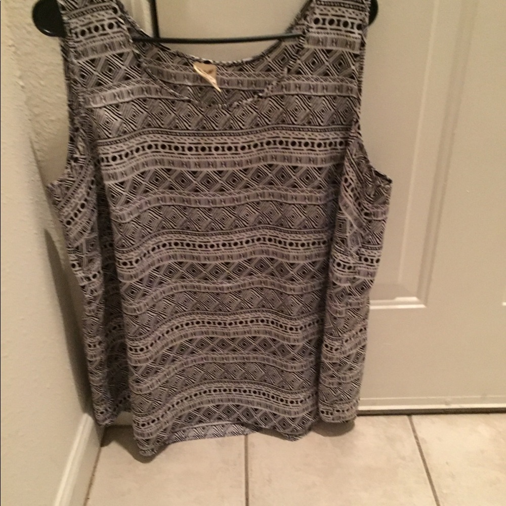 Wrinkle less sleeveless blouse